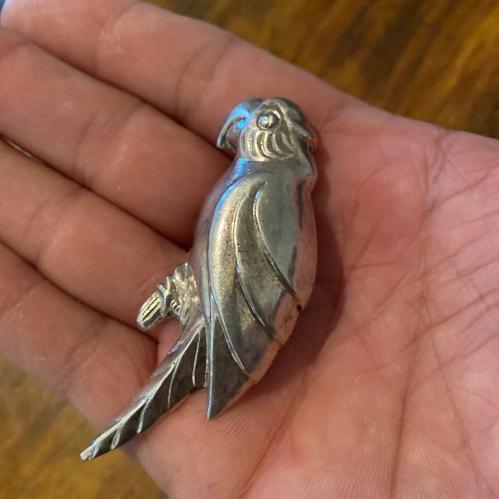 Nd 925 parrot brooch